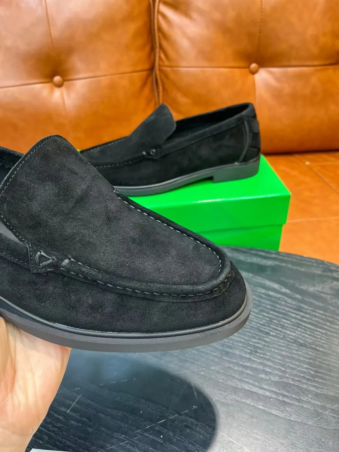 [BV] Top P: 780💰 Size: Male 39-44 (38.45 non-refundable) Bottega Veneta 2025 autumn and winter counter synchronization style. Bottega Veneta BV's new driving shoes have a slip-on design with suede upper, BV's unique weaving design on the heel, and a weaving pattern on the outsole.